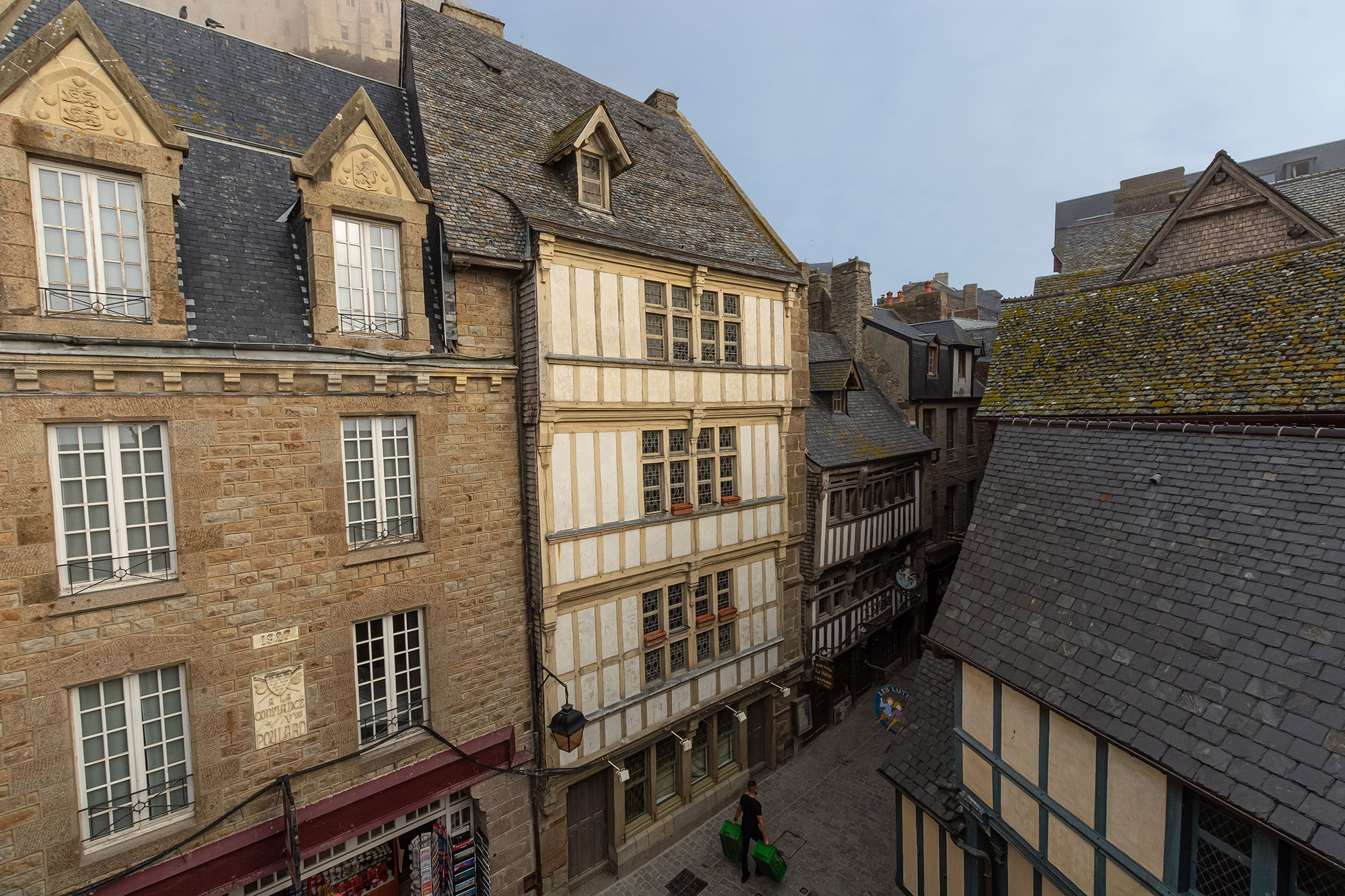 mont saint michel village medieval